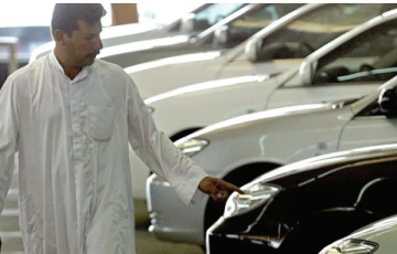 الركود يضرب سوقَيْ العقارات والسيارات