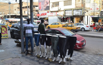 من ممرات للمشاة إلى مواقف ومحال وكراجات.. أرصفة بغداد رهينة التجاوزات وغياب التنظيم الحضري
