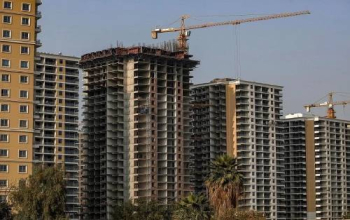 {الفوضى العمرانية} تحرم أحياء سكنية من الشمس!