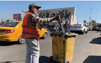 عمال النظافة.. بين لهيب شمس لا ترحم وأجور لا تسد الرمق