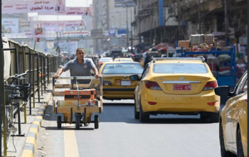 موظفون يزاولون أعمالاً إضافية بعد الدوام