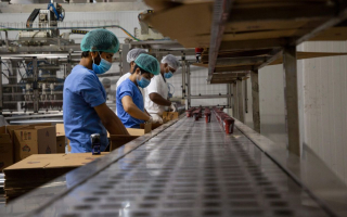 نساء القطاع الخاص.. استغلال ومصادرة حقوق