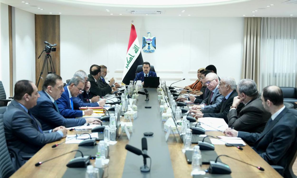 اقتصاديون: الإدارة المالية المتعثرة وسوء التخطيط قادا البلاد إلى مأزق عميق.. إنفاق بلا ضوابط.. مسار مالي مأزوم ومستقبل غامض